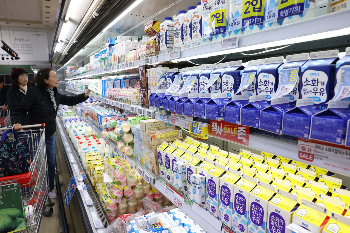 ▲올해 3분기 먹거리 물가는 5∼6% 정도 올랐지만, 전체 가구의 처분가능소득(가처분소득)은 3% 늘어나는 데 그친 것으로 나타났다. 27일 통계청 국가통계포털에 따르면 올 3분기 전체 가구의 처분가능소득은 평균 397만원으로 지난해 같은 기간 대비 3.1% 늘었다. 3분기 소비자물가 상승률은 3.1%로 같았으나 소비자물가지수에서 대표 먹거리 지표로 꼽히는 가공식품과 외식의 3분기 물가 상승률은 6.3%와 5.4%로 처분가능소득 증가율을 상회했다. 아이스크림 13.0%, 커피 12.5%, 생수 10.0%, 라면 9.4%, 우유 9.4%, 빵 6.6% 등의 물가 상승률도 처분가능소득 증가율보다 높았다. 이날 서울의 한 대형마트에서 시민들이 장을 보고 있다. 신태현 기자 holjjak@