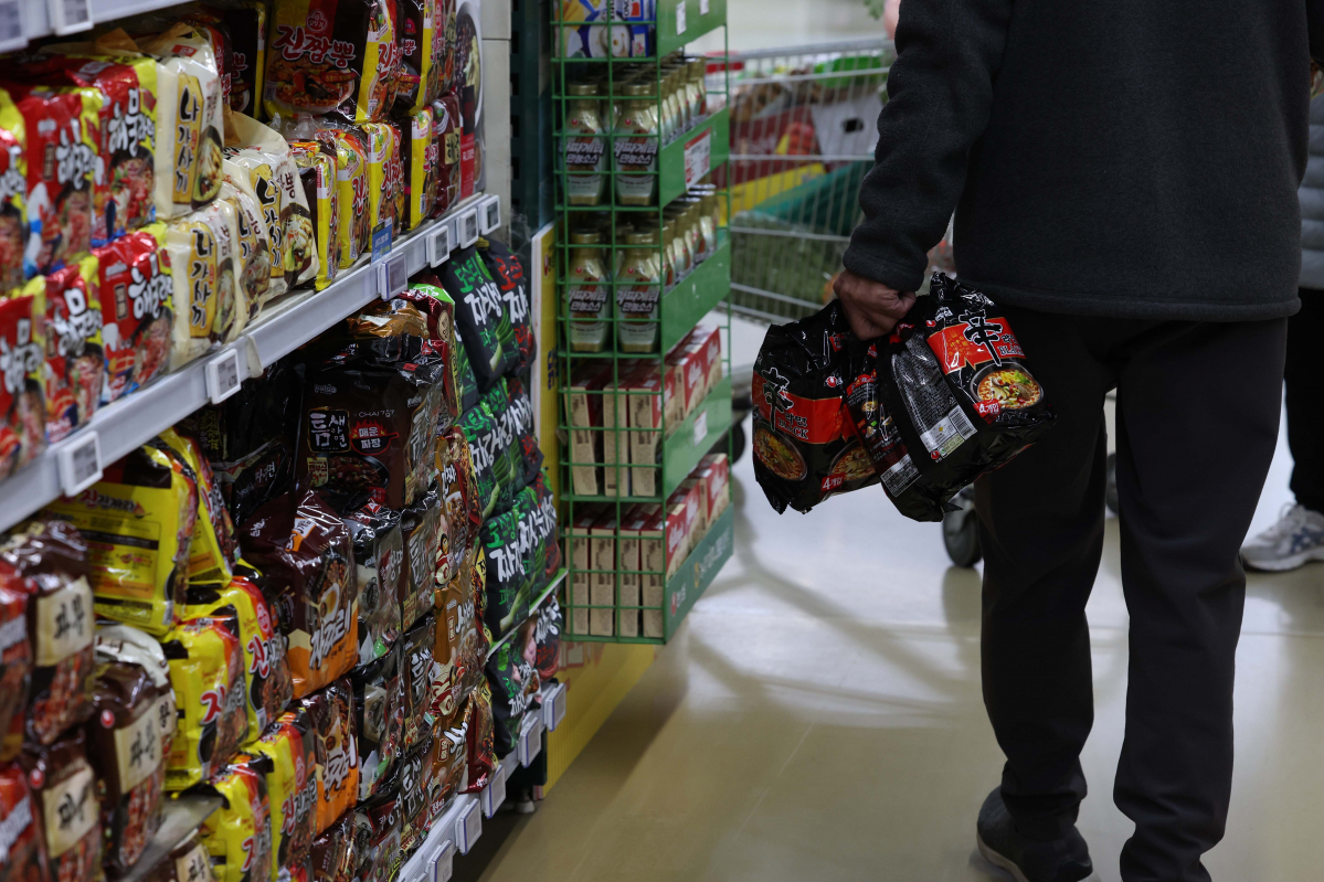 ▲올해 3분기 먹거리 물가는 5∼6% 정도 올랐지만, 전체 가구의 처분가능소득(가처분소득)은 3% 늘어나는 데 그친 것으로 나타났다. 27일 통계청 국가통계포털에 따르면 올 3분기 전체 가구의 처분가능소득은 평균 397만원으로 지난해 같은 기간 대비 3.1% 늘었다. 3분기 소비자물가 상승률은 3.1%로 같았으나 소비자물가지수에서 대표 먹거리 지표로 꼽히는 가공식품과 외식의 3분기 물가 상승률은 6.3%와 5.4%로 처분가능소득 증가율을 상회했다. 아이스크림 13.0%, 커피 12.5%, 생수 10.0%, 라면 9.4%, 우유 9.4%, 빵 6.6% 등의 물가 상승률도 처분가능소득 증가율보다 높았다. 이날 서울의 한 대형마트에서 시민들이 장을 보고 있다. 신태현 기자 holjjak@