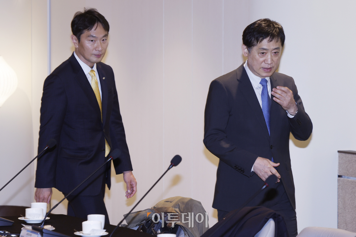 ▲김주현 금융위원회 위원장과 이복현 금융감독원장이 27일 오후 서울 중구 은행연합회에서 열린 '금융위·금감원·은행장 간담회'에서 기념촬영 후 자리로 이동하고 있다. 조현호 기자 hyunho@