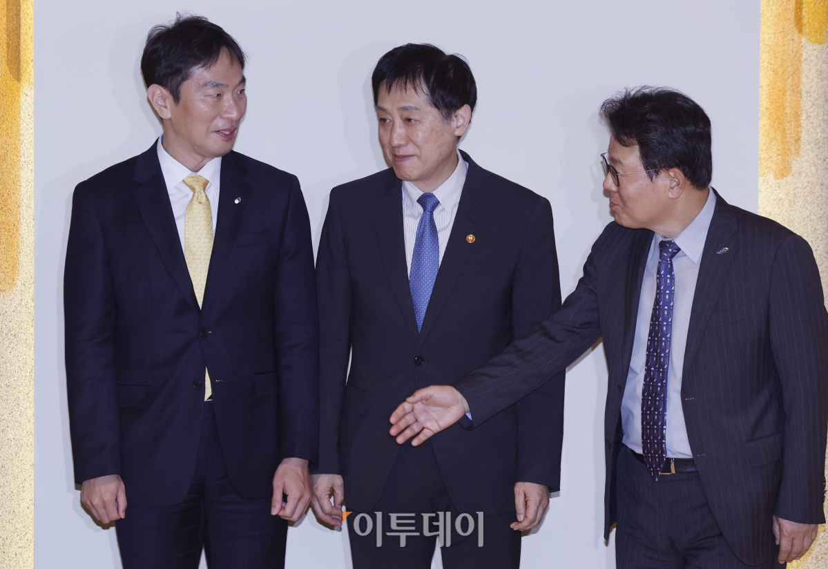 ▲김주현 금융위원회 위원장과 이복현 금융감독원장, 김광수 전국은행연합회 회장이 27일 오후 서울 중구 은행연합회에서 열린 '금융위·금감원·은행장 간담회'에서 대화를 하고 있다. 조현호 기자 hyunho@