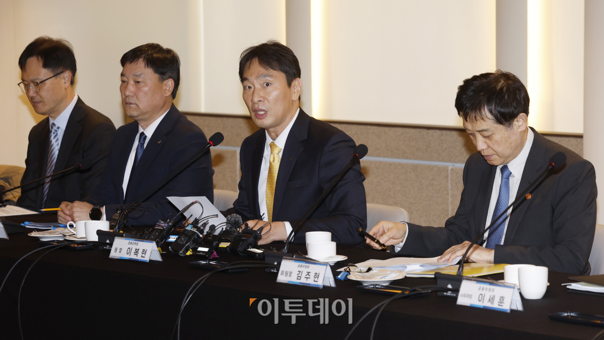 ▲이복현 금융감독원장이 27일 오후 서울 중구 은행연합회에서 열린 '금융위·금감원·은행장 간담회'에서 모두발언을 하고 있다. 조현호 기자 hyunho@