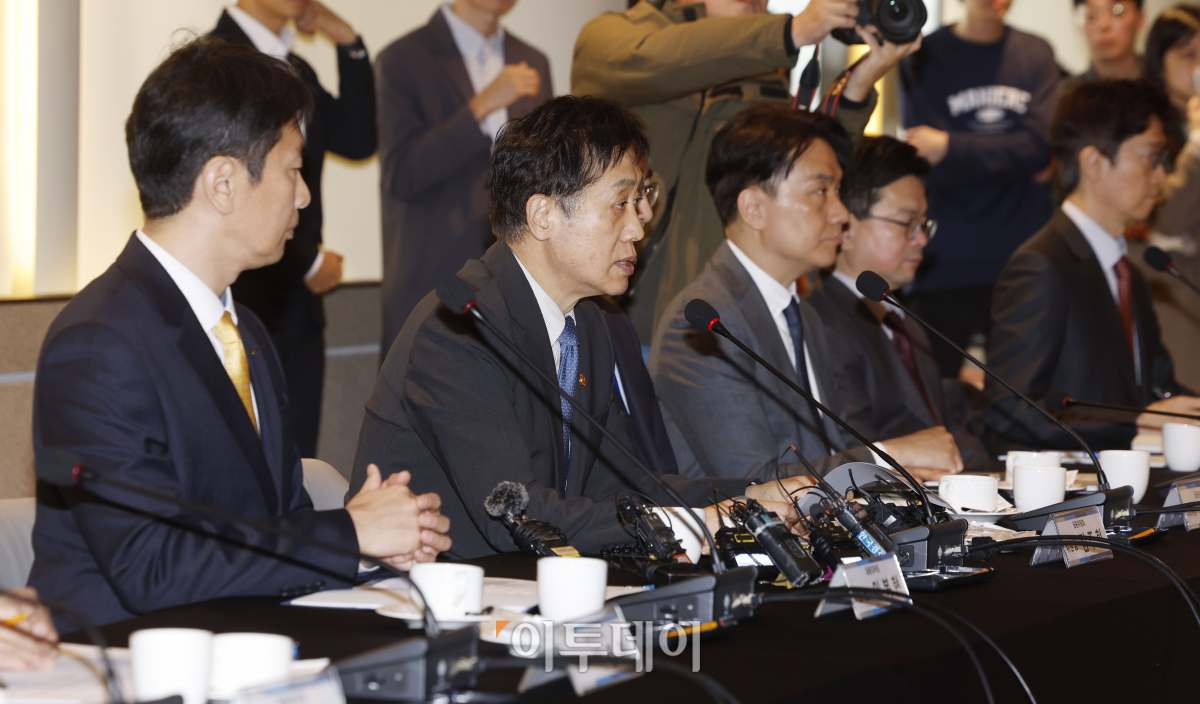 ▲김주현 금융위원회 위원장이 27일 오후 서울 중구 은행연합회에서 열린 '금융위·금감원·은행장 간담회'에서 모두발언을 하고 있다. 조현호 기자 hyunho@