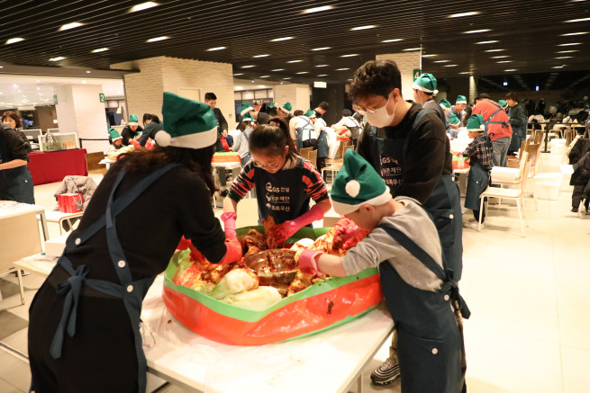 ▲서울시 종로구 GS건설 본사에서 열린 GS건설 김장김치 봉사활동에 참여한 GS건설 임직원 가족이 김치를 담그고 있다. (사진제공=GS건설)