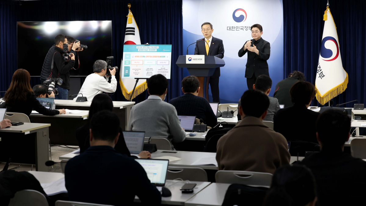 ▲이종호 과학기술정보통신부 장관이 27일 서울 종로구 정부서울청사에서 윤석열 정부 R&D 혁신방안 및 글로벌 R&D 추진전략을 발표하고 있다. 신태현 기자 holjjak@