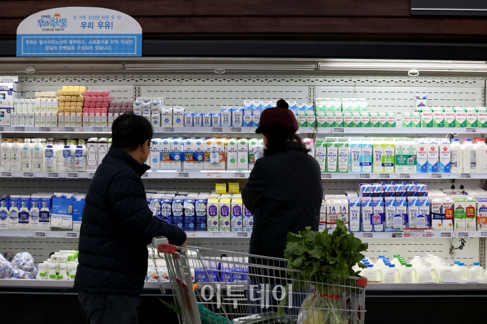 ▲올해 3분기 먹거리 물가는 5∼6% 정도 올랐지만, 전체 가구의 처분가능소득(가처분소득)은 3% 늘어나는 데 그친 것으로 나타났다. 27일 통계청 국가통계포털에 따르면 올 3분기 전체 가구의 처분가능소득은 평균 397만원으로 지난해 같은 기간 대비 3.1% 늘었다. 3분기 소비자물가 상승률은 3.1%로 같았으나 소비자물가지수에서 대표 먹거리 지표로 꼽히는 가공식품과 외식의 3분기 물가 상승률은 6.3%와 5.4%로 처분가능소득 증가율을 상회했다. 아이스크림 13.0%, 커피 12.5%, 생수 10.0%, 라면 9.4%, 우유 9.4%, 빵 6.6% 등의 물가 상승률도 처분가능소득 증가율보다 높았다. 이날 서울의 한 대형마트에서 시민들이 장을 보고 있다. 신태현 기자 holjjak@ (이투데이DB)