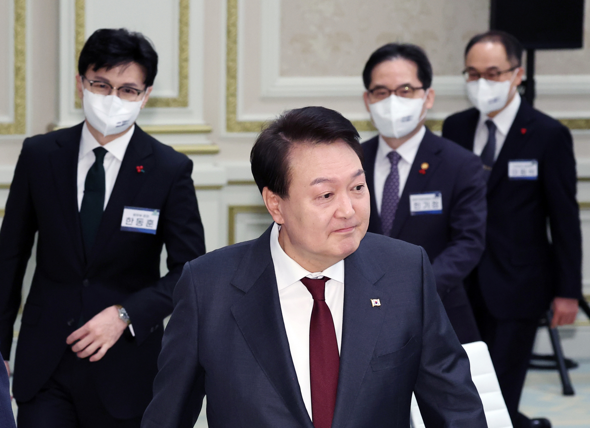 ▲[서울=뉴시스] 홍효식 기자 = 윤석열 대통령이 26일 청와대 영빈관에서 열린 법무부, 공정거래위원회, 법제처 업무보고에 입장하고 있다. 왼쪽부터 한동훈 법무부 장관, 윤 대통령, 한기정 공정거래위원장, 이원석 검찰총장. (대통령실통신사진기자단) 2023.01.26. yesphoto@newsis.com