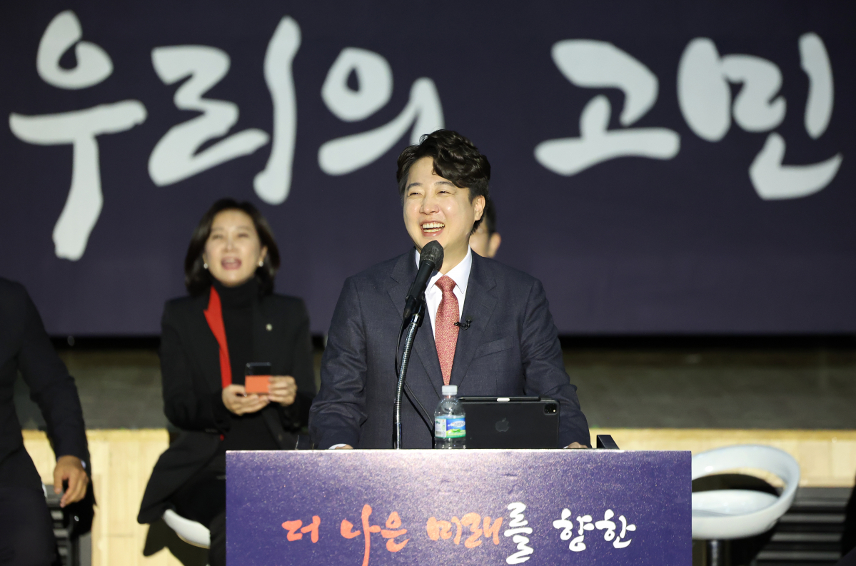 ▲[대구=뉴시스] 이무열 기자 = 이준석 전 국민의힘 대표가 26일 대구 북구 엑스코 오디토리움에서 열린 ‘더 나은 미래를 향한 우리의 고민' 토크 콘서트에서 발언하고 있다. 2023.11.26. lmy@newsis.com