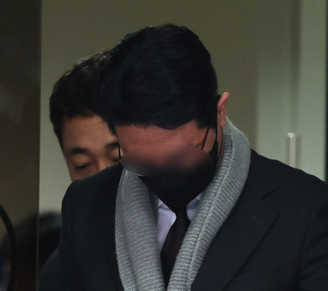 ▲배우 이선균 씨에게 마약을 제공한 혐의를 받는 현직 의사 A씨가 27일 오후 인천 미추홀구 인천지방법원에서 영장실질심사를 마치고 나오고 있다.  (뉴시스)