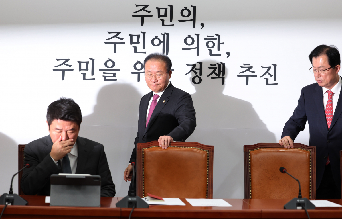 ▲윤재옥 국민의힘 원내대표가 28일 오전 서울 여의도 국회에서 열린 원내대책회의에 참석하고 있다. (뉴시스)