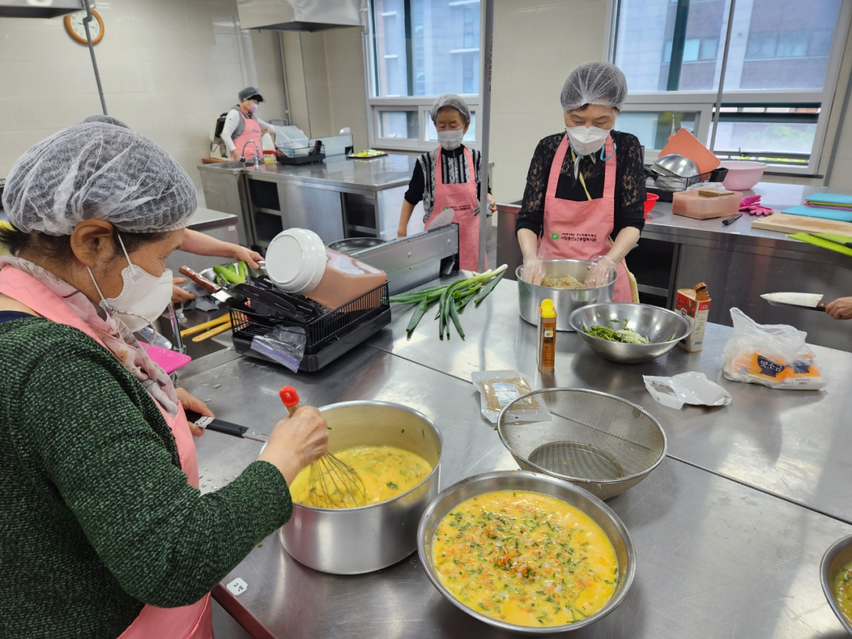 ▲어르신들을 위한 도시락 반찬을 만들고 있는 모습. (자료제공=서울시)