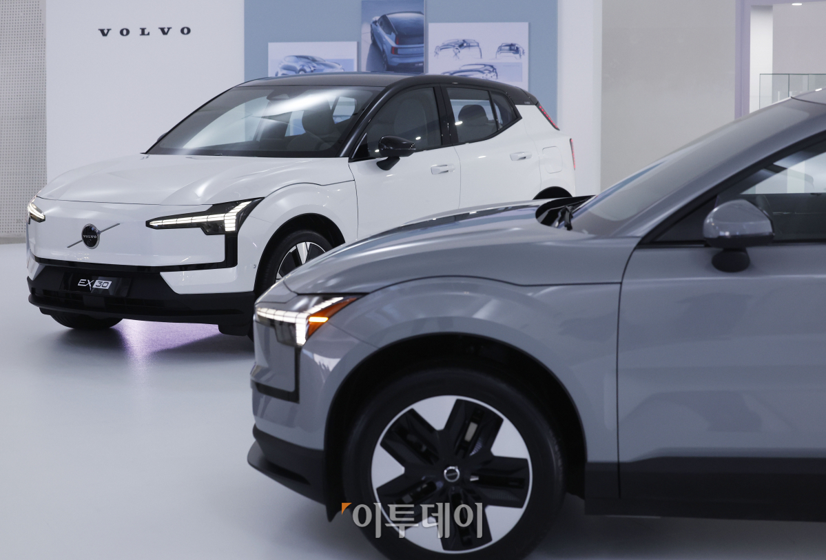 ▲28일 서울 중구 동대문디자인플라자에서 열린 프리미엄 순수 전기 SUV 볼보 EX30 출시 행사에 볼보 EX30 신형 모델이 전시돼 있다. 이날 국내 최초 공개된 EX30은 스칸디나비안 디자인을 바탕으로 재활용 또는 재생가능한 소재를 사용한 인테리어와 혁신적인 공간 설계, 안전의 노하우가 집약된 첨단 안전 기술 및 편의 사양 등을 갖춘 5인승 순수 SUV다. 조현호 기자 hyunho@