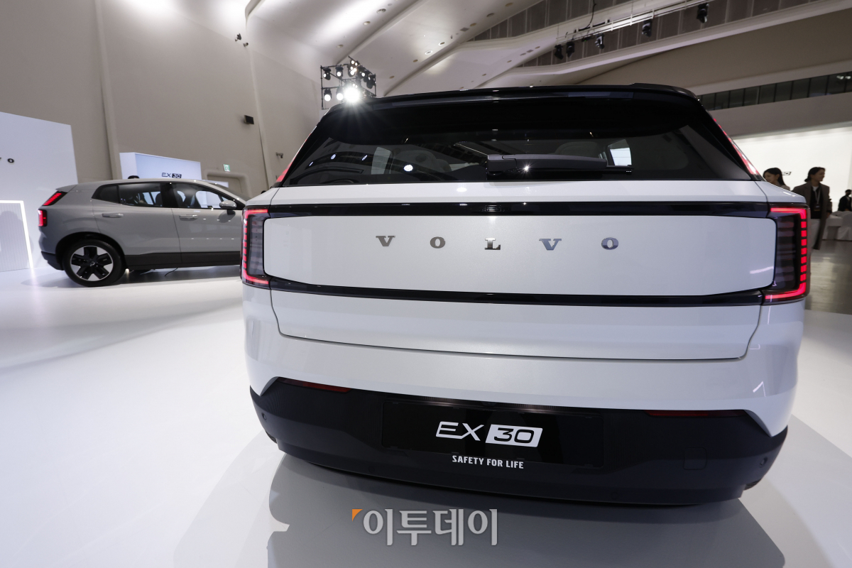 ▲28일 서울 중구 동대문디자인플라자에서 열린 프리미엄 순수 전기 SUV 볼보 EX30 출시 행사에 볼보 EX30 신형 모델이 전시돼 있다. 이날 국내 최초 공개된 EX30은 스칸디나비안 디자인을 바탕으로 재활용 또는 재생가능한 소재를 사용한 인테리어와 혁신적인 공간 설계, 안전의 노하우가 집약된 첨단 안전 기술 및 편의 사양 등을 갖춘 5인승 순수 SUV다. 조현호 기자 hyunho@