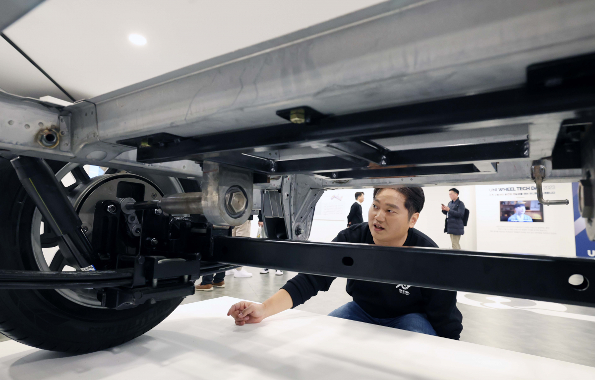 ▲28일 서울 중구 커뮤니티하우스 마실에서 열린 현대자동차·기아 차세대 EV 구동 기술 공개 이벤트 ‘유니휠 테크 데이’에서 관계자가 유니휠을 설명하고 있다. 이날 공개된 ‘유니버설 휠 드라이브 시스템’(Universal Wheel Drive System·유니휠)은 차량 구동에 필요한 부품을 휠 내부에 통합하는 새로운 구동 시스템이다. 유니휠을 적용하면 부품이 있던 휠과 휠 사이 공간을 활용할 수 있기 때문에 새로운 디자인을 구현하거나 배터리를 추가로 탑재해 주행거리를 늘릴 수 있다. 신태현 기자 holjjak@