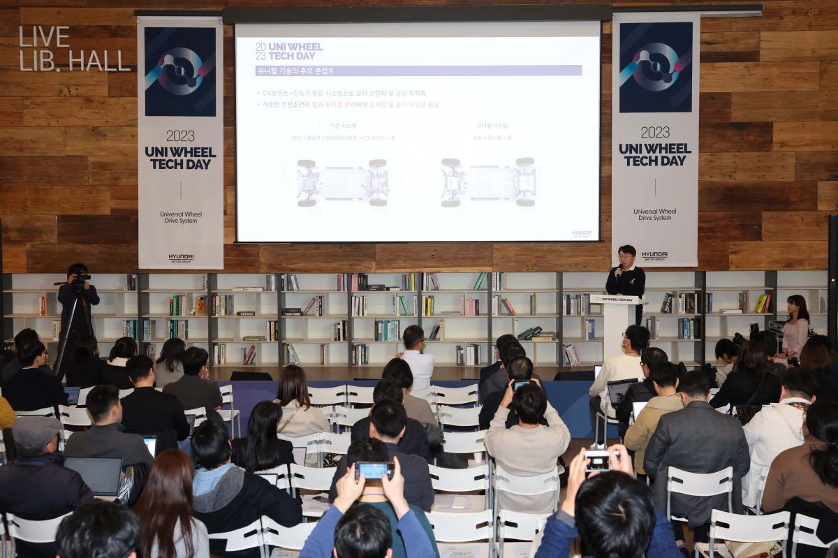 ▲박종술 현대차·기아 선행기술원 수석연구위원이 28일 서울 중구 커뮤니티하우스 마실에서 열린 현대자동차·기아 차세대 EV 구동 기술 공개 이벤트 ‘유니휠 테크 데이’에서 유니휠을 소개하고 있다. 이날 공개된 ‘유니버설 휠 드라이브 시스템’(Universal Wheel Drive System·유니휠)은 차량 구동에 필요한 부품을 휠 내부에 통합하는 새로운 구동 시스템이다. 유니휠을 적용하면 부품이 있던 휠과 휠 사이 공간을 활용할 수 있기 때문에 새로운 디자인을 구현하거나 배터리를 추가로 탑재해 주행거리를 늘릴 수 있다. 신태현 기자 holjjak@