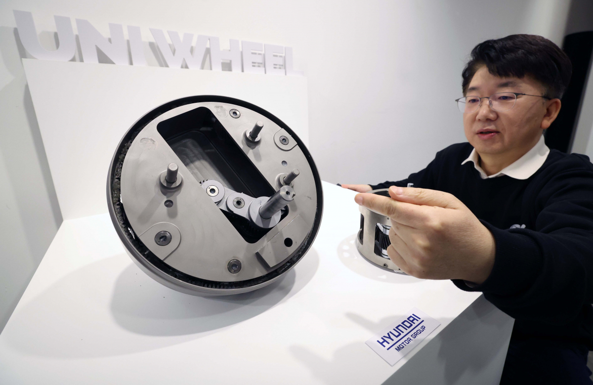 ▲박종술 현대차·기아 선행기술원 수석연구위원이 28일 서울 중구 커뮤니티하우스 마실에서 열린 현대자동차·기아 차세대 EV 구동 기술 공개 이벤트 ‘유니휠 테크 데이’에서 유니휠을 소개하고 있다. 이날 공개된 ‘유니버설 휠 드라이브 시스템’(Universal Wheel Drive System·유니휠)은 차량 구동에 필요한 부품을 휠 내부에 통합하는 새로운 구동 시스템이다. 유니휠을 적용하면 부품이 있던 휠과 휠 사이 공간을 활용할 수 있기 때문에 새로운 디자인을 구현하거나 배터리를 추가로 탑재해 주행거리를 늘릴 수 있다. 신태현 기자 holjjak@