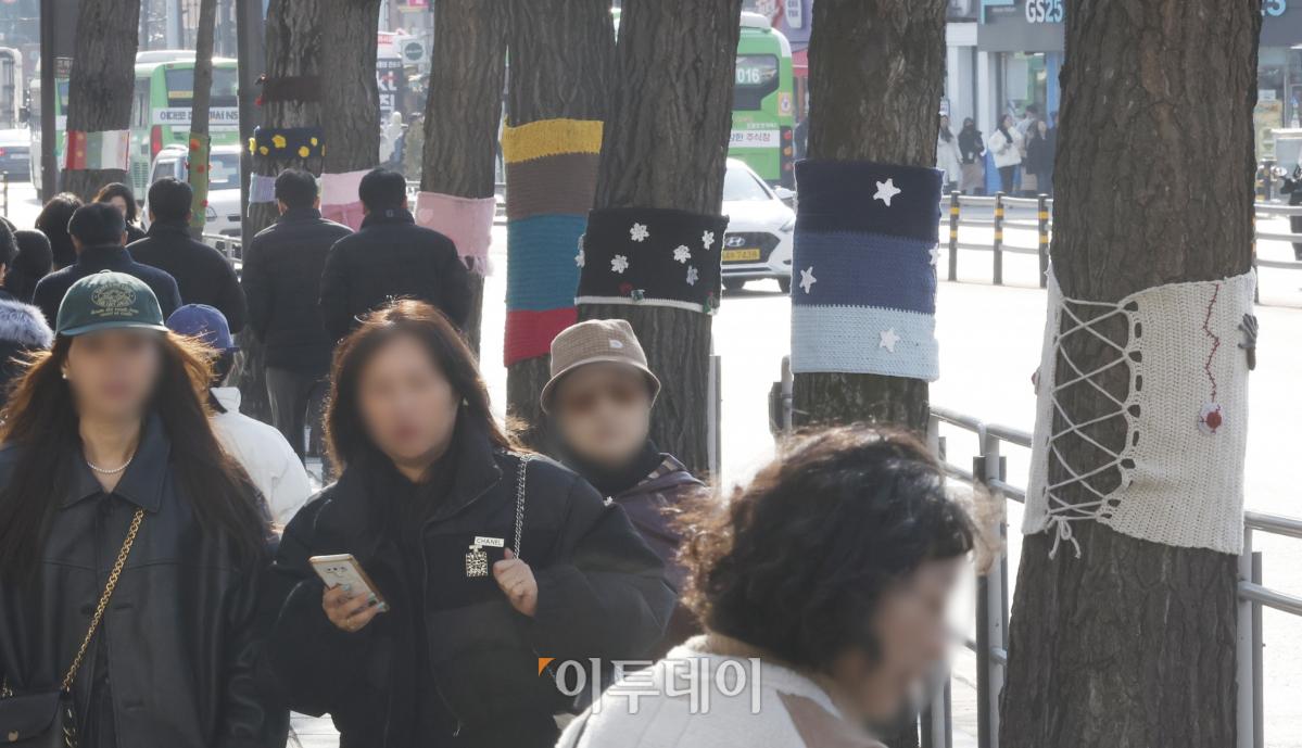 ▲전국 아침 기온이 영하권으로 떨어진 28일 서울 종로구 경복궁역 일대 가로수에 서촌 얀 바밍(Seochon Yarn bombing) 니팅 아트가 설치되어 있다. Yarn bombing은 길거리 예술의 한 종류로 가로수에 니팅 아트를 입히는 아트다. 경복궁역 3번출구에서 자하문 터널 방향으로 설치되어 있는 서촌 얀 바밍(Seochon Yarn bombing)은 12월 말까지 진행된다. 조현호 기자 hyunho@