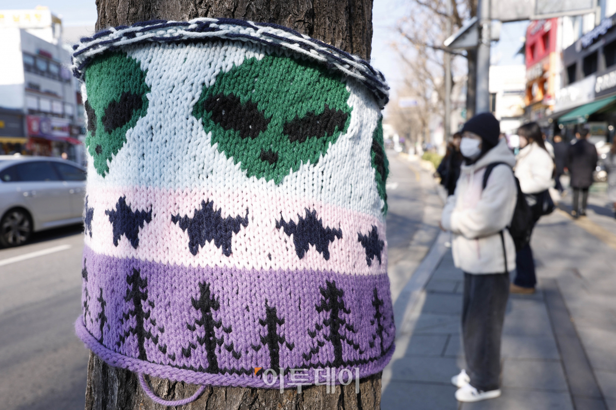 ▲전국 아침 기온이 영하권으로 떨어진 28일 서울 종로구 경복궁역 일대 가로수에 서촌 얀 바밍(Seochon Yarn bombing) 니팅 아트가 설치되어 있다. Yarn bombing은 길거리 예술의 한 종류로 가로수에 니팅 아트를 입히는 아트다. 경복궁역 3번출구에서 자하문 터널 방향으로 설치되어 있는 서촌 얀 바밍(Seochon Yarn bombing)은 12월 말까지 진행된다. 조현호 기자 hyunho@