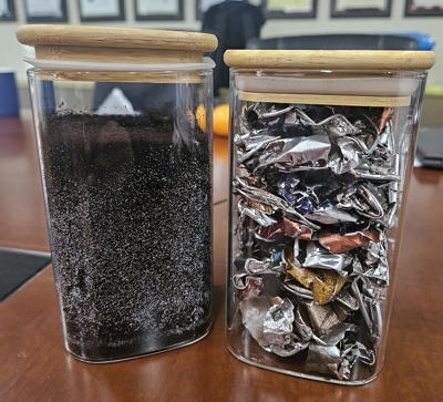 ▲네스프레소가 캡슐 재활용을 통해 추출한 커피 가루와 알루미늄. (김지영 기자 kjy42@)