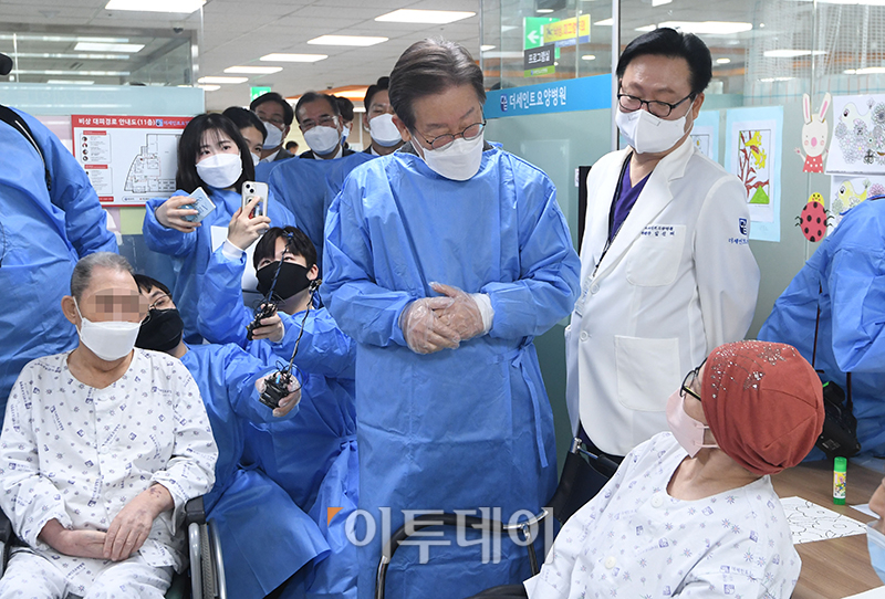 ▲이재명 더불어민주당 대표가 28일 서울 구로구 오류동 더세인트요양병원에서 열린 간병비 급여화 정책 현장간담회에 앞서 요양병원 환자들과 인사를 나누고 있다. 국회사진취재단