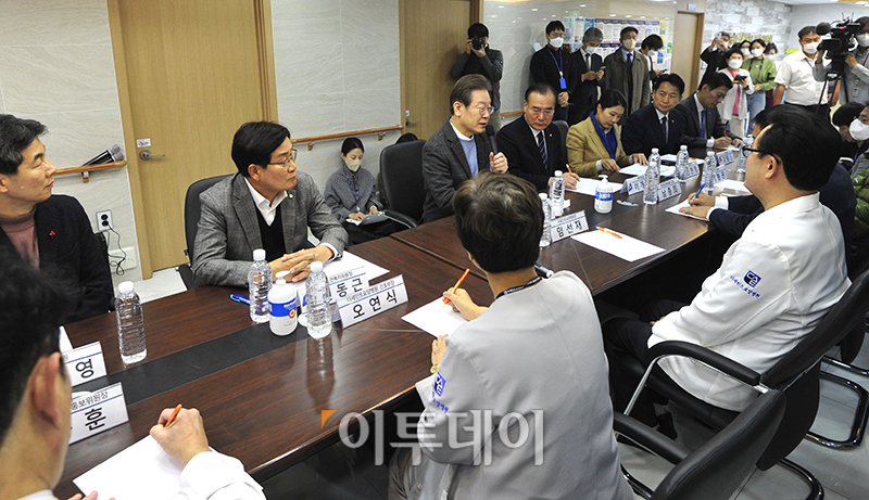 ▲이재명 더불어민주당 대표가 28일 서울 구로구 오류동 더세인트요양병원에서 열린 간병비 급여화 정책 현장간담회에서 모두발언을 하고 있다. 국회사진취재단