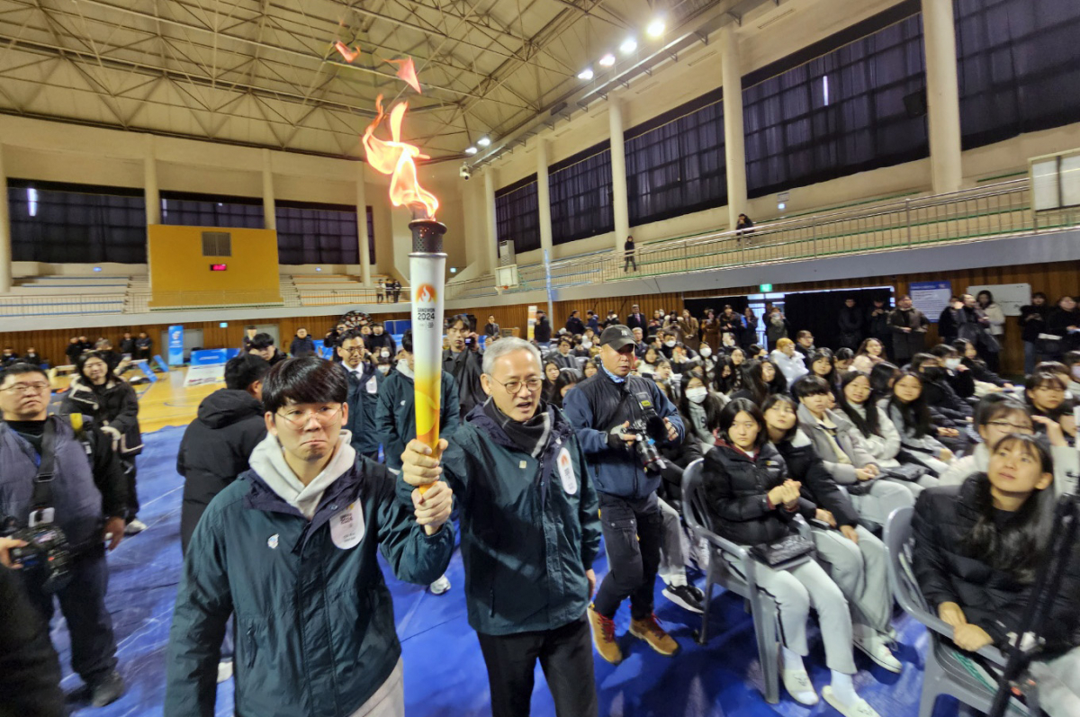 ▲2024 강원 동계청소년올림픽대회를 앞두고 성화가 28일 강원특별자치도 원주시에 도착한 가운데 기념행사가 육민관고 체육관에서 열렸다. 행사에 유인촌 문화체육관광부장관(가운데)이 성화를 옮기고 있다. (연합뉴스)