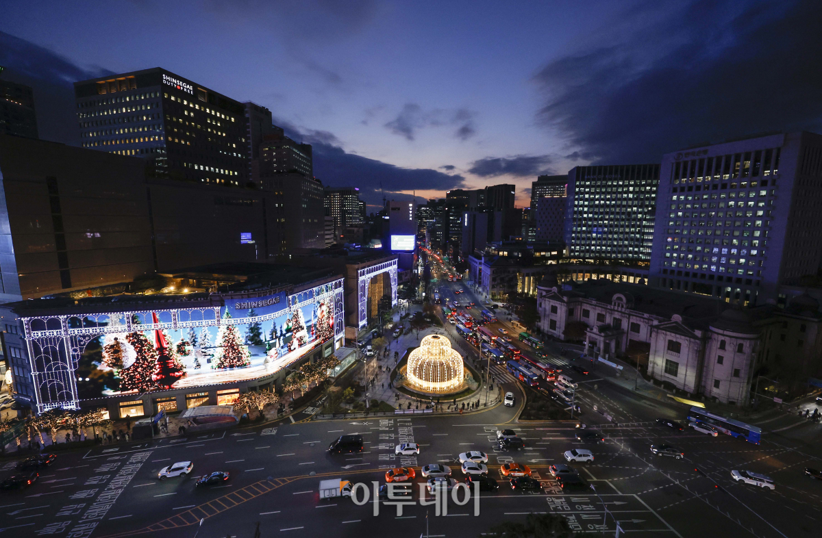 ▲성탄절을 한 달여 앞둔 28일 서울 중구 신세계백화점 본점 외벽에 LED 조명으로 밝힌 미디어 파사드(Media Fasade) 크리스마스 영상이 나오고 있다. 신세계백화점 본점 외벽의 미디어 파사드는 375만 개의 LED 칩을 사용해 63x18m 크기의 거대한 스크린으로 탈바꿈했다. 지난해 글자를 새겼던 돌출부 발코니까지 모두 LED로 덮은 것이 특징이다. 9일 시작해 내년 1월 말까지 운영하는 미디어 파사드는 3분 가량의 크리스마스 영상이 매일 오후 5시 30분부터 10시 30분까지 반복 재생된다. 조현호 기자 hyunho@