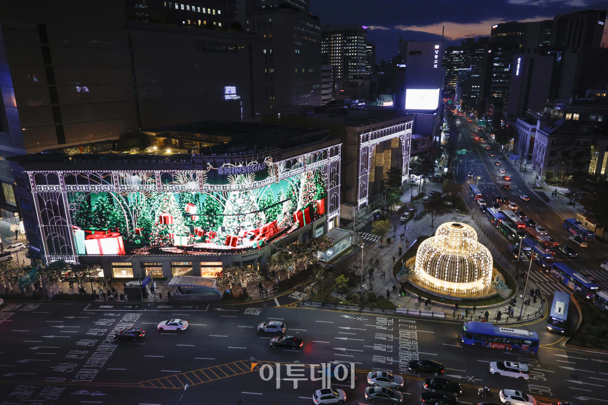 ▲성탄절을 한 달여 앞둔 28일 서울 중구 신세계백화점 본점 외벽에 LED 조명으로 밝힌 미디어 파사드(Media Fasade) 크리스마스 영상이 나오고 있다. 신세계백화점 본점 외벽의 미디어 파사드는 375만 개의 LED 칩을 사용해 63x18m 크기의 거대한 스크린으로 탈바꿈했다. 지난해 글자를 새겼던 돌출부 발코니까지 모두 LED로 덮은 것이 특징이다. 9일 시작해 내년 1월 말까지 운영하는 미디어 파사드는 3분 가량의 크리스마스 영상이 매일 오후 5시 30분부터 10시 30분까지 반복 재생된다. 조현호 기자 hyunho@