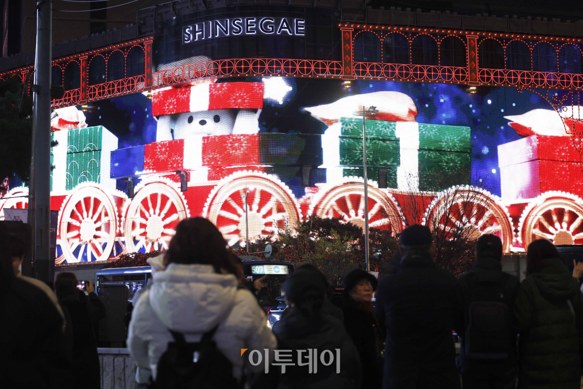 ▲성탄절을 한 달여 앞둔 28일 서울 중구 신세계백화점 본점 외벽에 LED 조명으로 밝힌 미디어 파사드((Media Fasade) 크리스마스 영상이 나오고 있다. 신세계백화점 본점 외벽의 미디어 파사드는 375만 개의 LED 칩을 사용해 63x18m 크기의 거대한 스크린으로 탈바꿈했다. 지난해 글자를 새겼던 돌출부 발코니까지 모두 LED로 덮은 것이 특징이다. 9일 시작해 내년 1월 말까지 운영하는 미디어 파사드는 3분 가량의 크리스마스 영상이 매일 오후 5시 30분부터 10시 30분까지 반복 재생된다. 조현호 기자 hyunho@