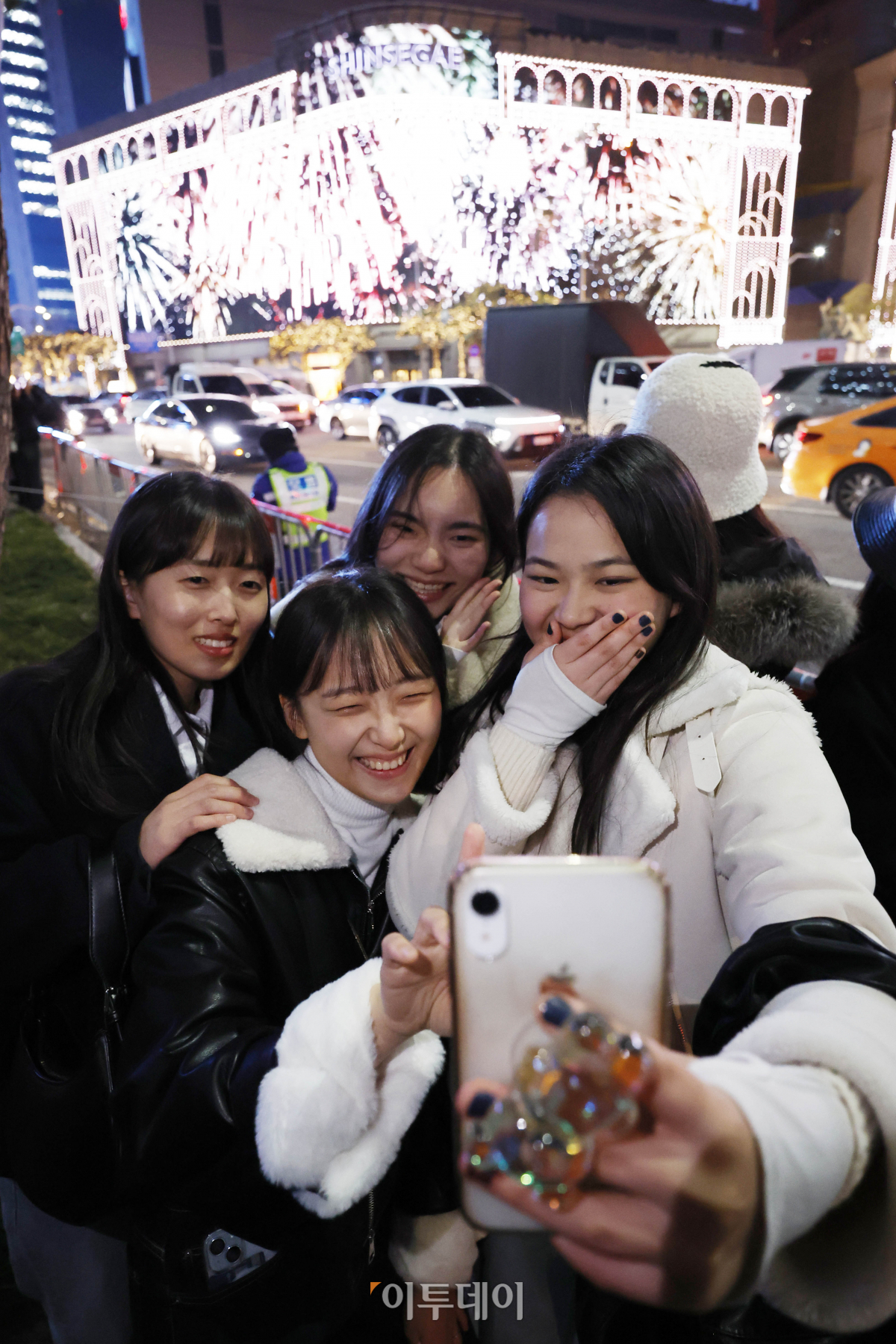 ▲성탄절을 한 달여 앞둔 28일 서울 중구 신세계백화점 본점에서 시민들이 외벽에 LED 조명으로 밝힌 미디어 파사드((Media Fasade) 크리스마스 영상을 배경으로 셀카를 찍고 있다. 신세계백화점 본점 외벽의 미디어 파사드는 375만 개의 LED 칩을 사용해 63x18m 크기의 거대한 스크린으로 탈바꿈했다. 지난해 글자를 새겼던 돌출부 발코니까지 모두 LED로 덮은 것이 특징이다. 9일 시작해 내년 1월 말까지 운영하는 미디어 파사드는 3분 가량의 크리스마스 영상이 매일 오후 5시 30분부터 10시 30분까지 반복 재생된다. 조현호 기자 hyunho@