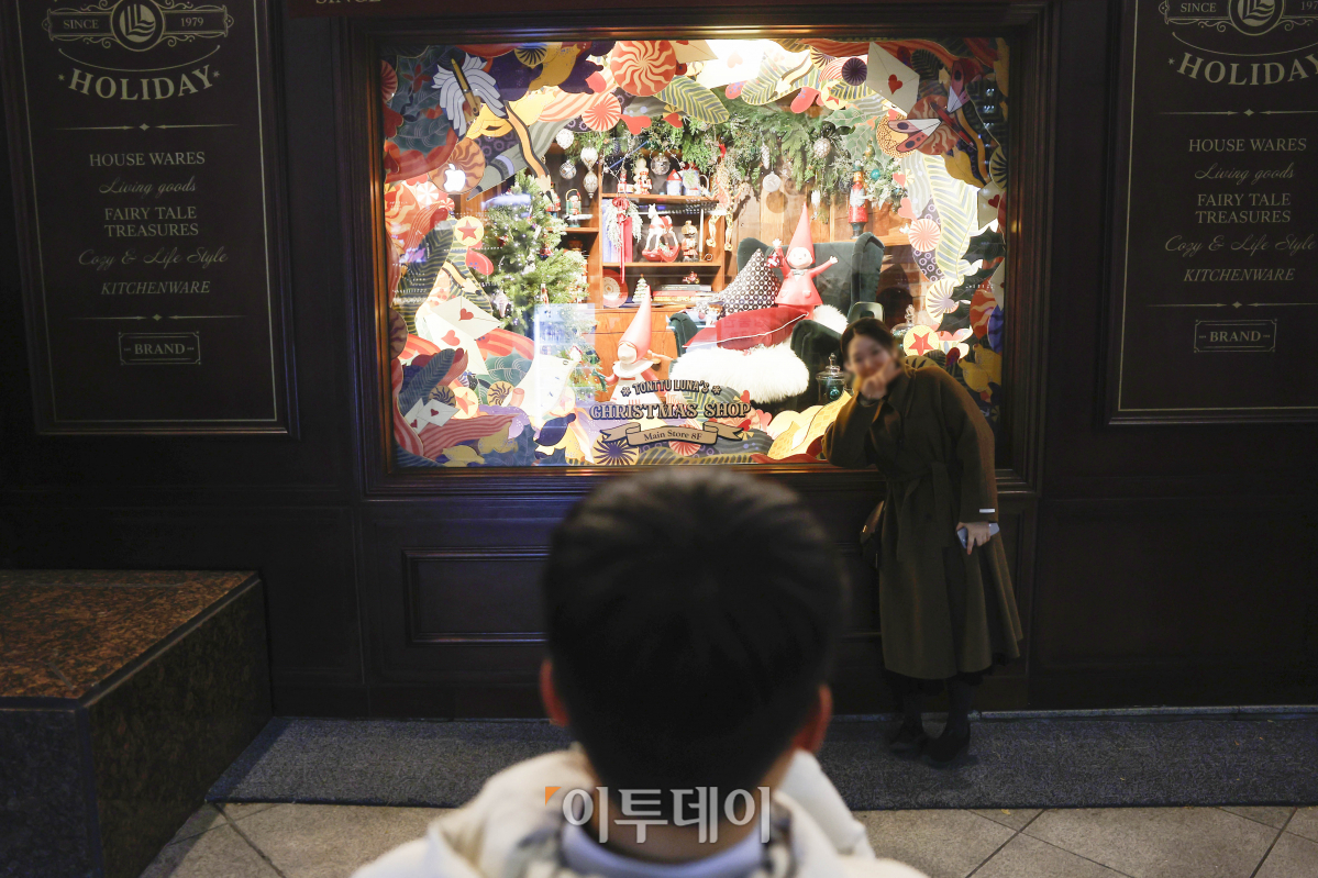 ▲성탄절을 한 달여 앞둔 28일 서울 중구 롯데백화점 본점 앞에 조성된 크리스마스 상점 거리에서 시민들이 즐거운 시간을 보내고 있다. 롯데백화점 본점 앞에 조성된 마이 디어리스트 위시는 15m 높이의 대형 트리와 100m 가량의 크리스마스 상점 거리가 조성되어 있다. 조현호 기자 hyunho@