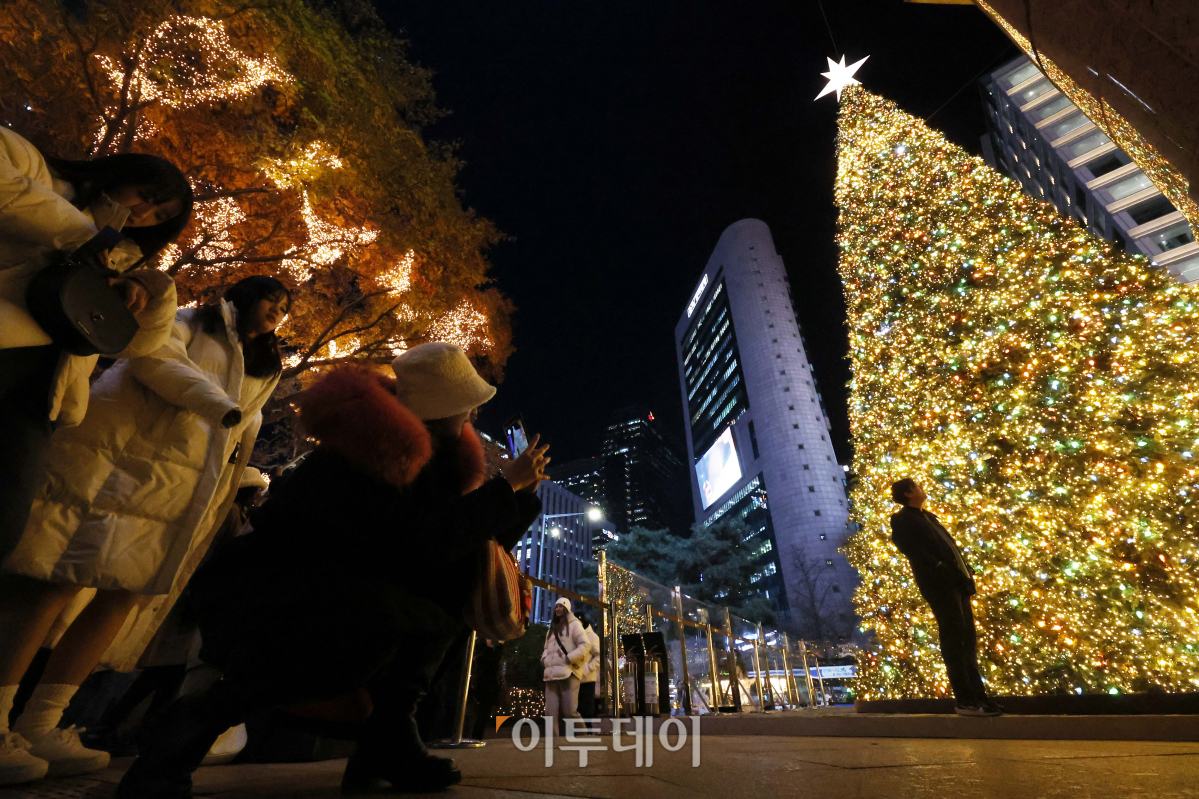 ▲성탄절을 한 달여 앞둔 28일 서울 중구 롯데백화점 본점 앞에 설치된 15m 높이의 대형 트리 앞에서 시민들이 즐거운 시간을 보내고 있다. 롯데백화점 본점 앞에 조성된 마이 디어리스트 위시는 15m 높이의 대형 트리와 100m 가량의 크리스마스 상점 거리가 조성되어 있다. 조현호 기자 hyunho@