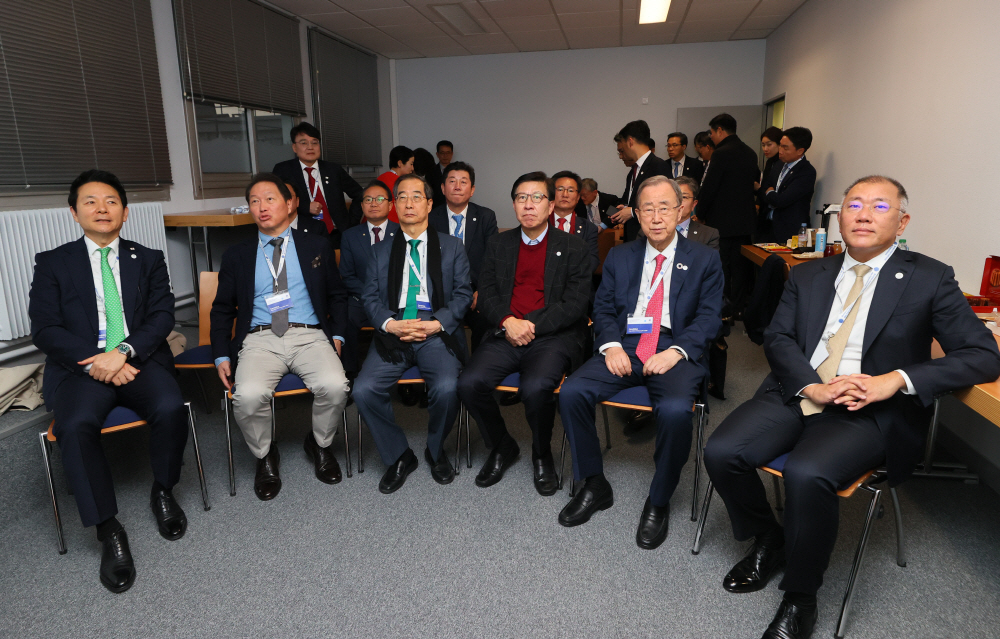 ▲정의선 현대차그룹 회장(오른쪽부터), 반기문 전 유엔 사무총장, 박형준 부산시장, 한덕수 국무총리, 최태원 대한상의 회장, 장성민 대통령실 미래전략기획관을 비롯한 대표단이 28일 오후(현지시간) 프랑스 파리 외곽 팔레 데 콩그레에서 열린 제173차 국제박람회기구(BIE) 총회 2030년 세계박람회 개최지 투표 결과를 기다리고 있다. (연합뉴스)