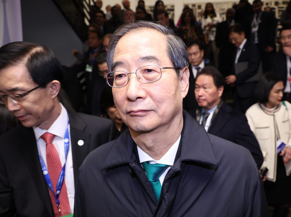 ▲한덕수 국무총리가 28일 오후(현지시간) 프랑스 파리 외곽 팔레 데 콩그레에서 열린 제173차 국제박람회기구(BIE) 총회에서 2030년 세계박람회 개최지 선정 투표결과 부산이 탈락한 뒤 회의장을 떠나고 있다. (연합뉴스)