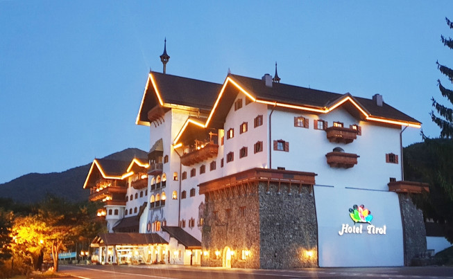 ▲부영그룹 무주덕유산리조트 호텔티롤 야경 (자료제공=부영)