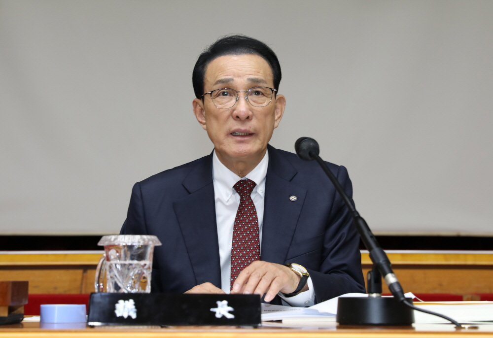 ▲노동진 수협중앙회장이 이달 24일 수협 본사에서 열린 총회에서 2024년 수협의 사업계획에 대해 설명하고 있다. (사진제공=수협중앙회)