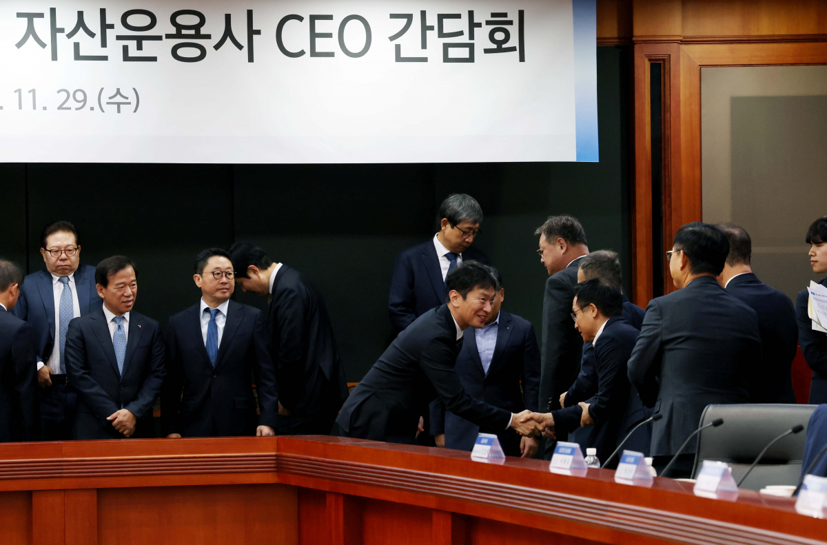 ▲이복현 금융감독원장이 29일 서울 여의도 금융투자협회에서 열린 금융감독원장-자산운용사 CEO 간담회에 앞서 참석자들과 인사하고 있다. 신태현 기자 holjjak@