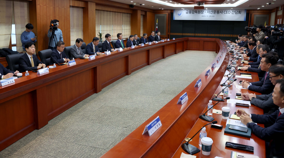 ▲이복현 금융감독원장이 29일 서울 여의도 금융투자협회에서 열린 금융감독원장-자산운용사 CEO 간담회에서 모두발언을 하고 있다. 신태현 기자 holjjak@