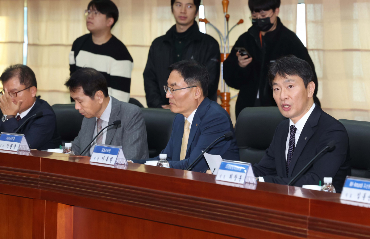 ▲이복현 금융감독원장이 29일 서울 여의도 금융투자협회에서 열린 금융감독원장-자산운용사 CEO 간담회에서 모두발언을 하고 있다. 신태현 기자 holjjak@