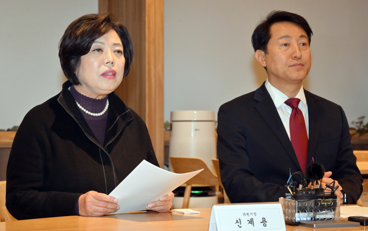 ▲ 오세훈 서울시장과 신계용 경기도 과천시장이 29일 오전 서울시청에서 '메가시티 서울'에 대해 발언하고 있다. (연합뉴스)