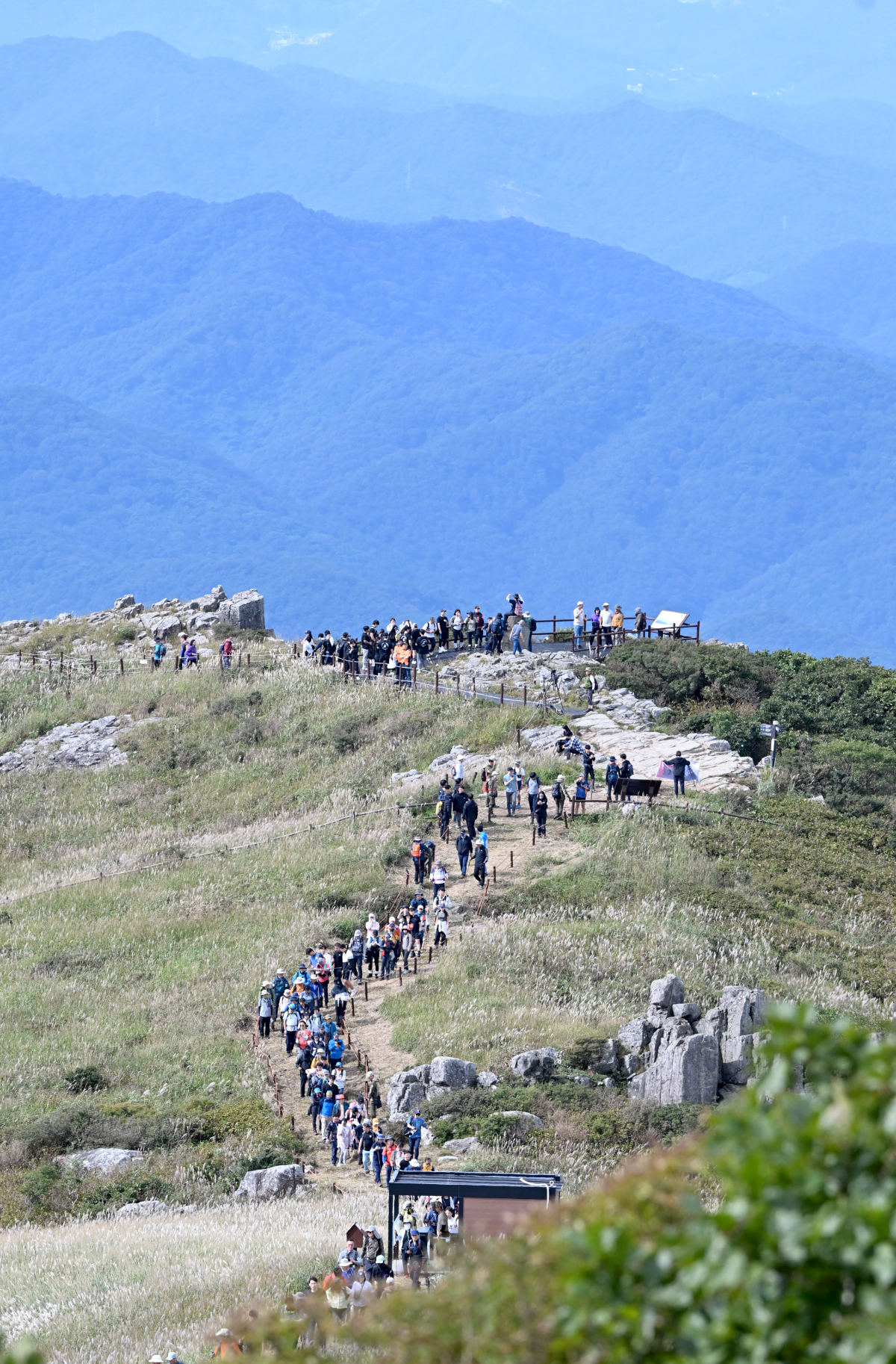 ▲무등산 정상부 상시개방 첫날인 9월 23 일 오전 광주 무등산국립공원에서 시민들이 서석대에서 인왕봉을 향하고 있다. 천왕봉, 지왕봉, 인왕봉이 위치한 무등산 정상부는 1966년 군부대 주둔으로 출입이 통제됐다가 이날부터 상시개방을 시작했다.  (뉴시스)