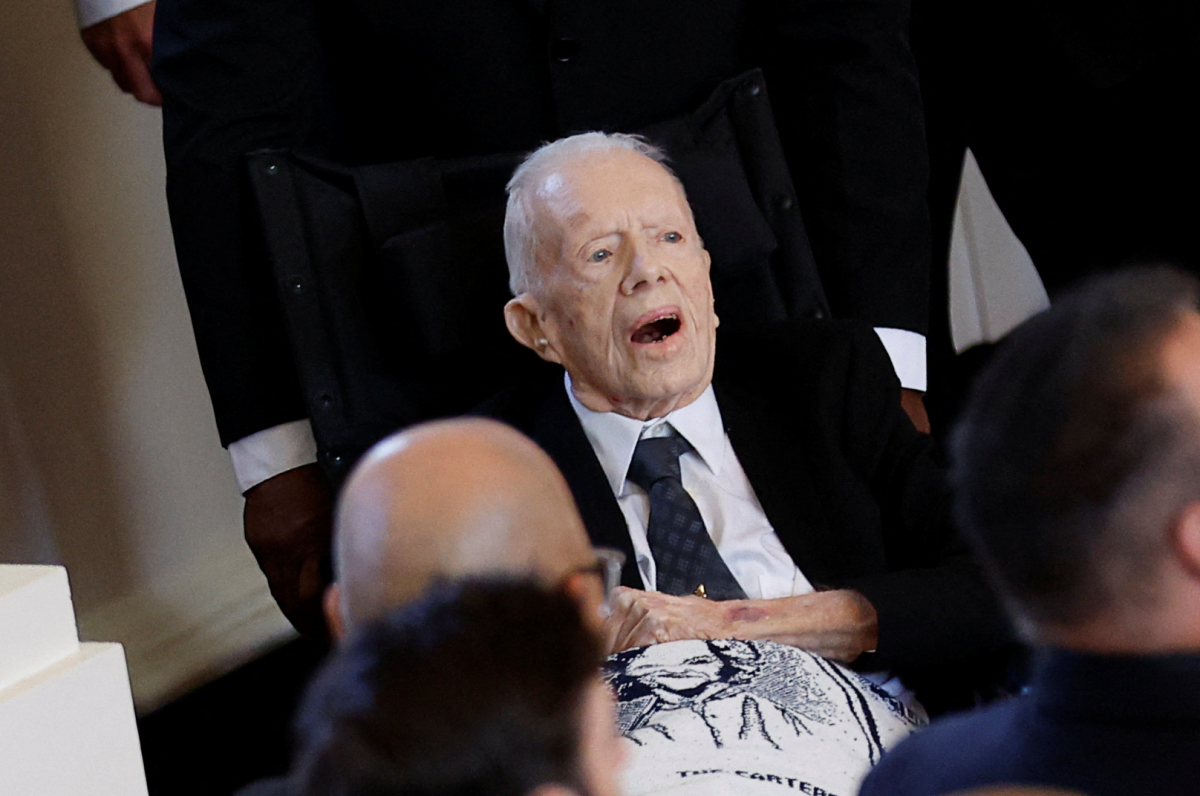 ▲지미 카터 전 미국 대통령이 28일(현지시간) 조지아주 애틀랜타 에모리대 내 교회에서 엄수된 부인 로절린 여사의 장례식에 휠체어를 타고 참석해 애도하고 있다. 애틀랜타(미국)/로이터연합뉴스