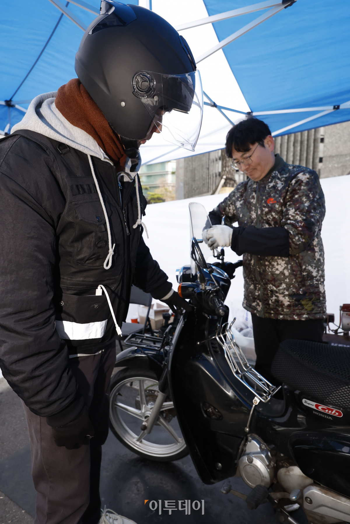 ▲29일 서울 강남구 이동노동자 쉼터 2호점 앞에서 열린 이륜차 무상점검 안전 캠페인에서 이동노동자들이 이륜차 무상점검을 받고 있다. 이날 강남구청과 쿠팡이츠서비스가 함께 진행한 이륜차 무상점검 캠페인에서는 사전 신청한 이동노동자 200명을 대상으로 한국오토바이협회 소속 정비사들이 이륜차 안전점검, 브레이크, 전조등 등 소모품 무상 교한해주고 쿠팡이츠서비스가 무상 제공한 헬멧 김서림 방지제, 스마트폰 터치 장갑 등 겨울철 안전용품을 제공한다. 캠페인은 이날부터 30일까지 이틀간 오전 10시부터 오후 5시까지 실시한다. 조현호 기자 hyunho@