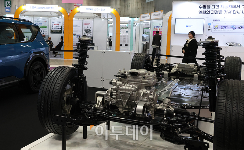 ▲29일 경기도 일산 킨텍스 제2전시장 9홀에서 열린 2023 대한민국 순환경제 페스티벌에서 관람객들이 전기차 전시장을 둘러보고 있다. 고이란 기자 photoeran@