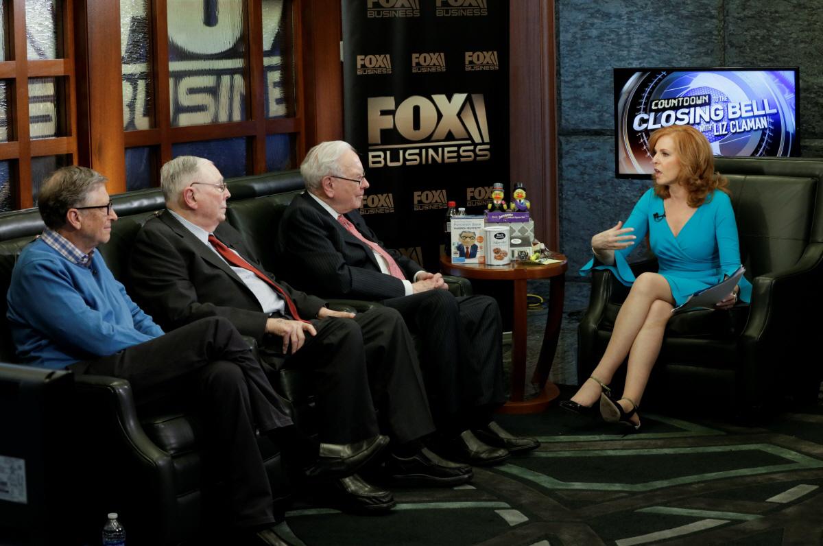 ▲2017년 5월 8일(현지시간) 마이크로소프트(MS) 창업자 빌 게이츠(왼쪽부터), 찰리 멍거 버크셔해서웨이 부회장, 워런 버핏 버크셔해서웨이 회장이 폭스 비즈니스 네트워크와 인터뷰하고 있다. (AP/뉴시스)
