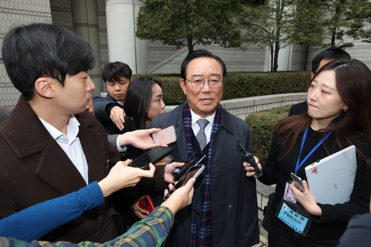 ▲'청와대 울산시장 선거 개입 의혹' 의혹으로 재판에 넘겨진 송철호 전 울산시장이 29일 서울 서초구 서울지방법원에서 열린 선고 공판을 마친 뒤 법정을 나서며 취재진의 질문에 답하고 있다.이날 재판부는 송철호 전 울산시장과 황운하 더불어민주당 의원(전 울산경찰청장), 송병기 전 울산시 경제부시장에게 각각 징역 3년의 실형을, 백원우 전 청와대 민정비서관과 박형철 전 반부패비서관에게는 각각 징역 2년과 징역 1년에 집행유예 2년을 선고했다. 한병도 민주당 의원(전 민정수석)은 무죄 판결을 받았다. (뉴시스)