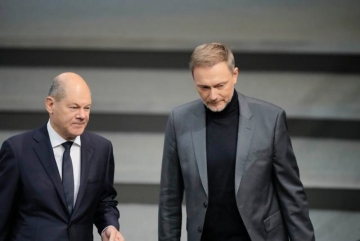 ▲올라프 숄츠(왼쪽) 독일 총리와 크리스티안 린트너 독일 재무부 장관이 22일 독일 베를린 연방의회에서 2023년 예산 토론을 위해 이동하고 있다. 베를린/AP연합뉴스