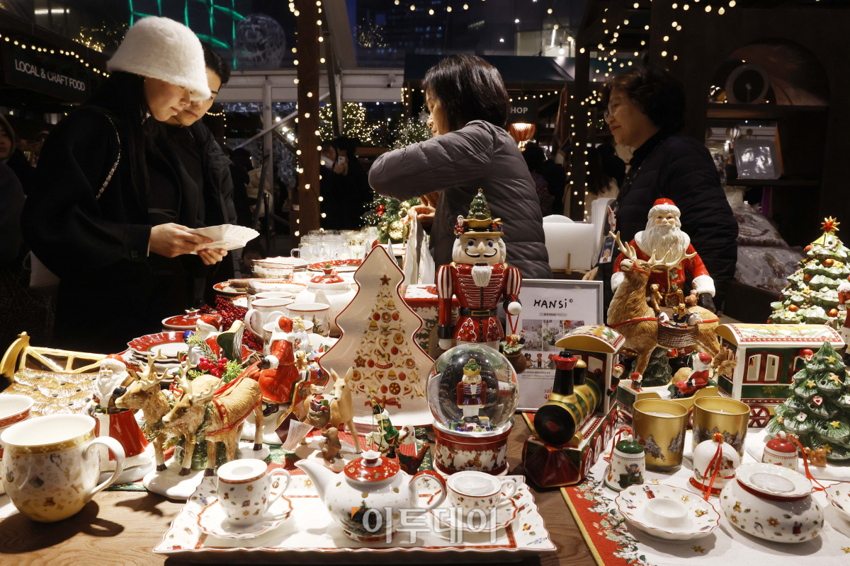 ▲29일 서울 송파구 롯데월드몰 앞 아레나 잔디 광장에 조성된 크리스마스마켓을 찾은 시민들이 마켓을 살펴보고 있다. 600평 규모의 부지에 약 7미터 높이의 대형 글라스 하우스를 마련한 크리스마스마켓은 PVC와 유리 등 투명한 소재로 천장과 벽을 마감해 야외의 느낌과 극대화 했다. 마켓 내에는 빈티지한 우드 톤의 가지 각색의 유럽식 상점들이 자리했다. 마켓에는 총 25브랜드가 참여해 2000여 종의 상품을 판매한다. 마켓은 12월 25일까지 매일 오전 10시 30분부터 오후 10시까지 운영한다. 조현호 기자 hyunho@