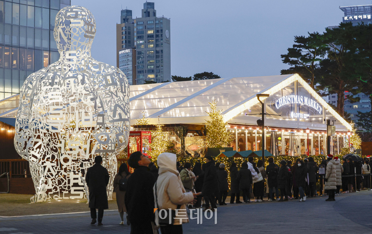 ▲29일 서울 송파구 롯데월드몰 앞 아레나 잔디 광장에 조성된 크리스마스마켓을 찾은 시민들이 입장하기 위해 대기하고 있다. 600평 규모의 부지에 약 7미터 높이의 대형 글라스 하우스를 마련한 크리스마스마켓은 PVC와 유리 등 투명한 소재로 천장과 벽을 마감해 야외의 느낌과 극대화 했다. 마켓 내에는 빈티지한 우드 톤의 가지 각색의 유럽식 상점들이 자리했다. 마켓에는 총 25브랜드가 참여해 2000여 종의 상품을 판매한다. 마켓은 12월 25일까지 매일 오전 10시 30분부터 오후 10시까지 운영한다. 조현호 기자 hyunho@