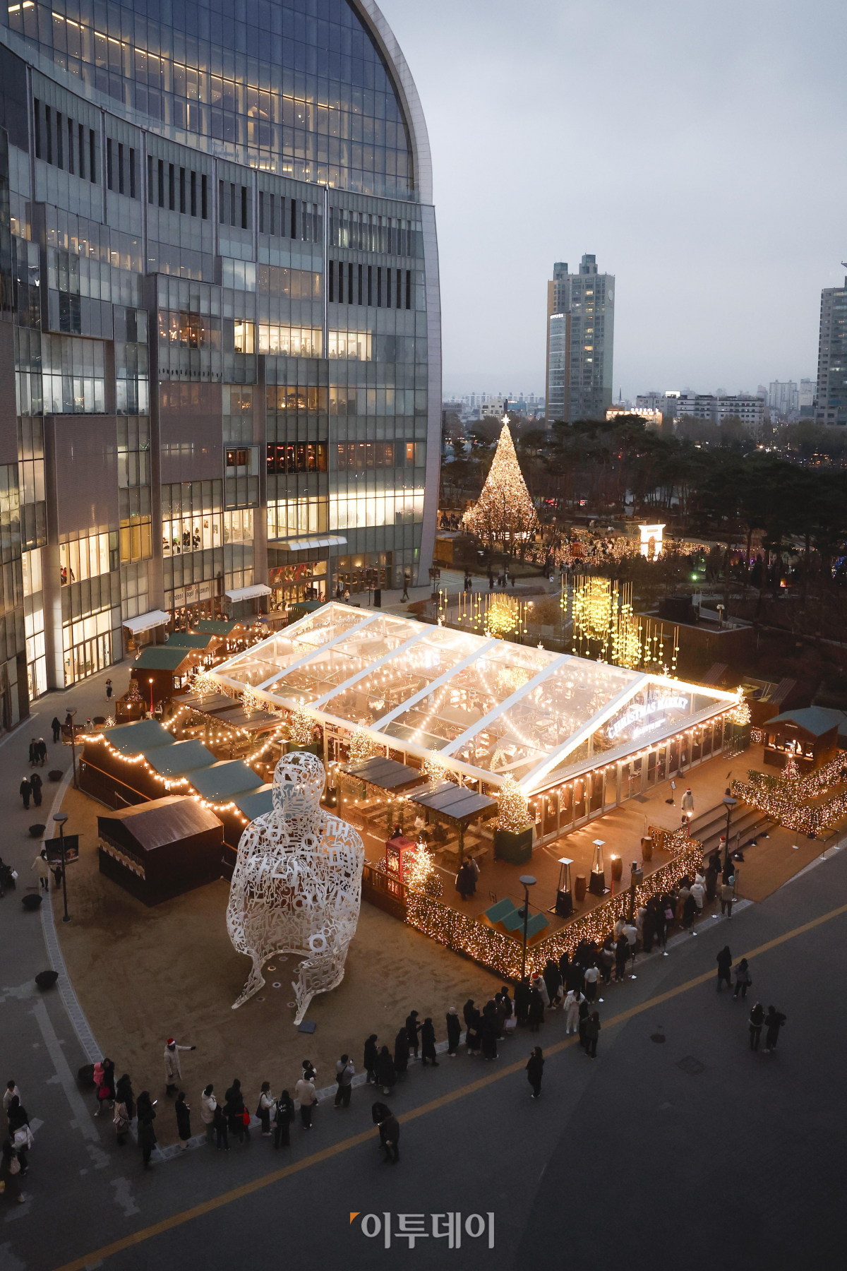 ▲29일 서울 송파구 롯데월드몰 앞 아레나 잔디 광장에 조성된 크리스마스마켓을 찾은 시민들이 입장하기 위해 대기하고 있다. 600평 규모의 부지에 약 7미터 높이의 대형 글라스 하우스를 마련한 크리스마스마켓은 PVC와 유리 등 투명한 소재로 천장과 벽을 마감해 야외의 느낌과 극대화 했다. 마켓 내에는 빈티지한 우드 톤의 가지 각색의 유럽식 상점들이 자리했다. 마켓에는 총 25브랜드가 참여해 2000여 종의 상품을 판매한다. 마켓은 12월 25일까지 매일 오전 10시 30분부터 오후 10시까지 운영한다. 조현호 기자 hyunho@