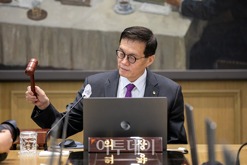 ▲이창용 한국은행 총재가 30일 서울 중구 한국은행에서 열린 금융통화위원회에서 의사봉을 두드리고 있다. 사진공동취재단